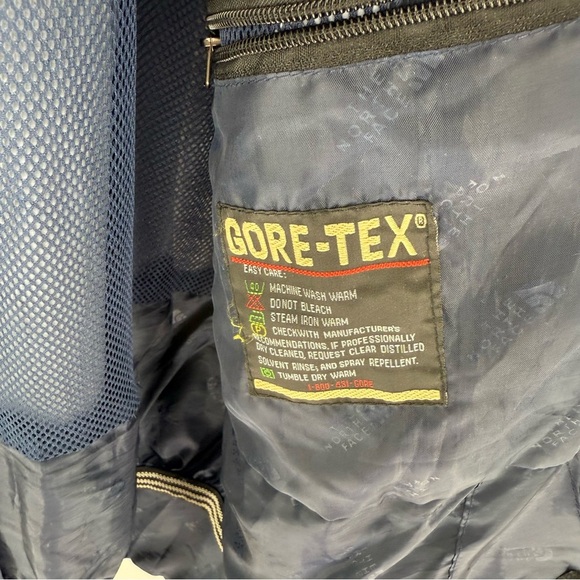 The North Face GORE-TEX Summit Series ski and snowboarding Mountain Jacket - Picture 9 of 11